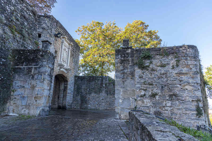 Pamplona 064 - Puerta de Francia.jpg